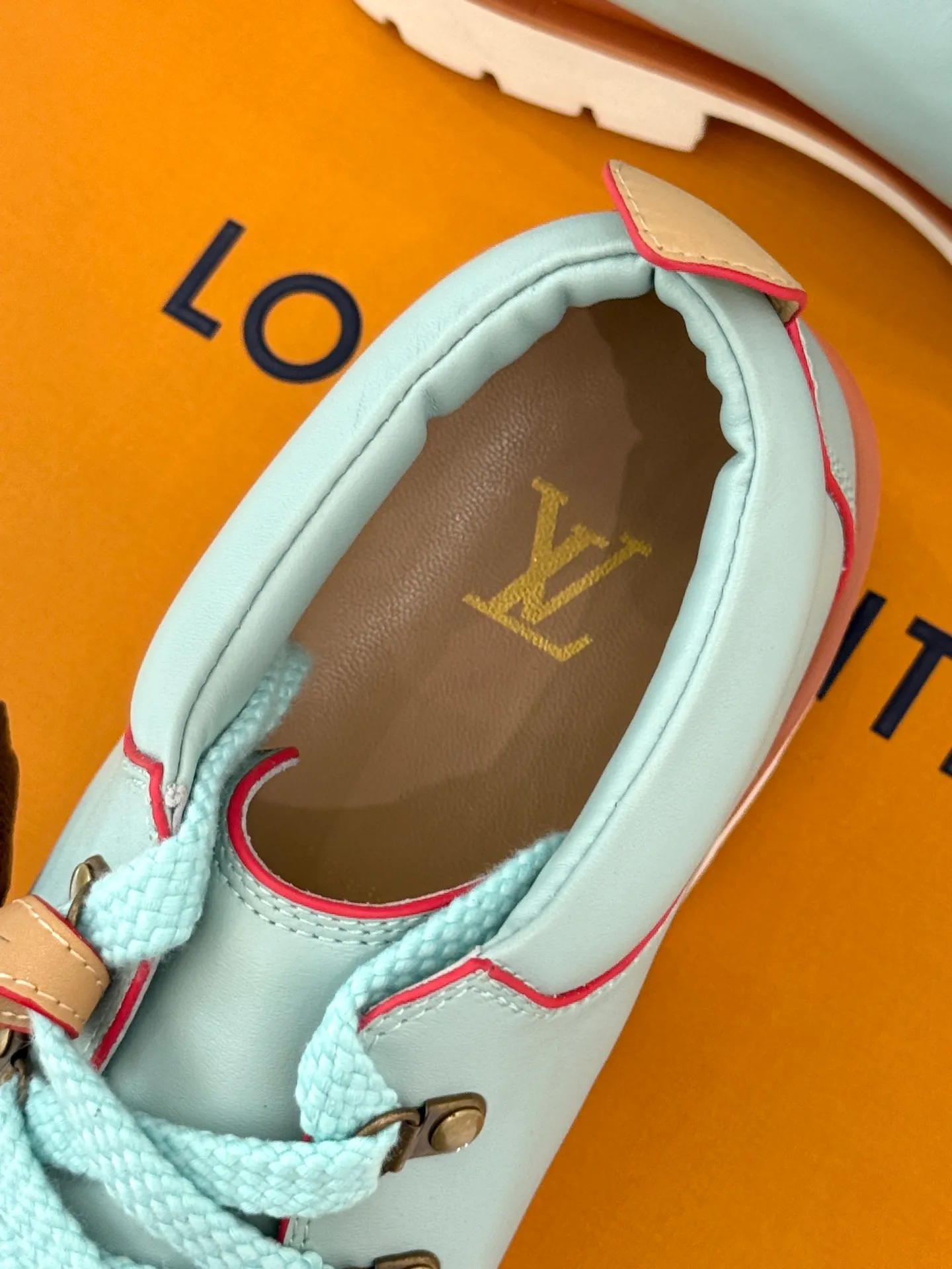 P720 LV Remix derby 25WF new product, the top version of couple's derby shoes, uses classic as the base color to reshape the fashion style✨ Various colors break the monotony. Black is cool, brown is retro, pink is sweet, and blue is fresh. Suitable for different styles of wear🎨 The delicate leather fits the foot shape and the shoelace details hide ingenuity. It is a fashion symbol of walking and steps on the forefront of the trend every step of the way. Start your own style journey🚶‍♀️ The fabric is made of first-layer cowhide, the inner pads are all sheepskin, the original molded custom TPU non-slip outsole size: Female: 35-41 (40/41 customized) Male: 39-46 (45/46 customized)
